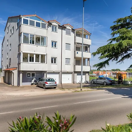 Sunny - 2min From The Beach